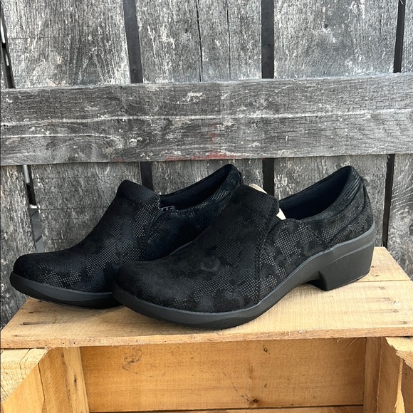 Clarks Women's Black Mules - Picture 1 of 9